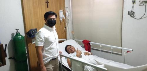 Mayor Jaime “Jing” V. Capil visits Jefher Leoncio of Brgy. Manibaug Libutad at ANGELES MEDICAL CENTER